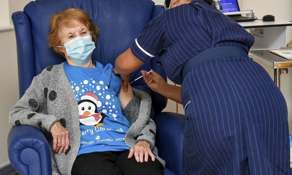 Una mujer de 90 años y una enfermera filipina, estrellas del día “V”