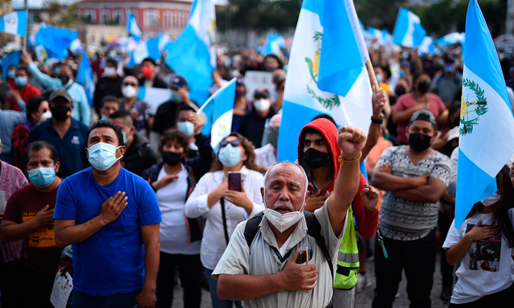 Guatemaltecos exigen la renuncia del presidente por cuarta semana consecutiva