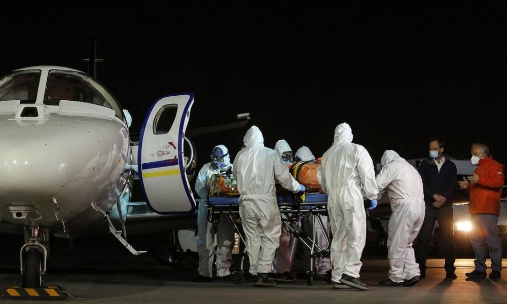 Pasajero muere de manera repentina en medio de un vuelo en EU: pasajeros piensan que fue por Covid-19