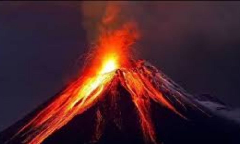 El volcán Kilauea de Hawái entra en erupción tras registrarse un fuerte terremoto