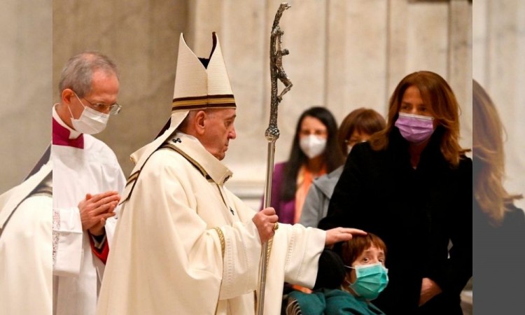 Papa Francisco llama a la fraternidad y unión durante misa del Gallo