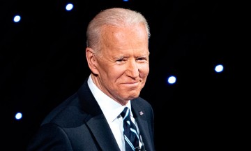 Un juez de EU rechaza un nuevo intento de revocar la victoria de Biden