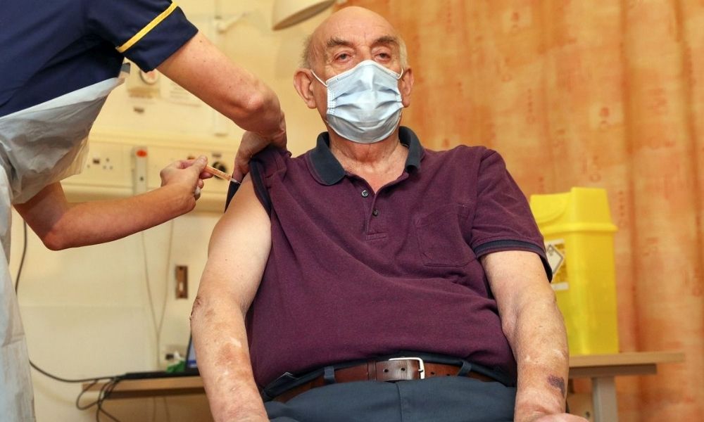 Aplican en Reino Unido la primera vacuna anticovid de Astrazeneca a hombre de 82 años