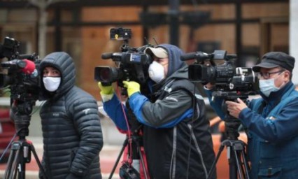  Al menos 600 periodistas murieron por  Covid-19 en el mundo el año pasado