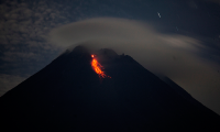 El volcán indonesio Merapi expulsa ríos de lava incandescente