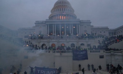 Despejan el Capitolio en Estados Unidos; cientos desafían el toque de queda
