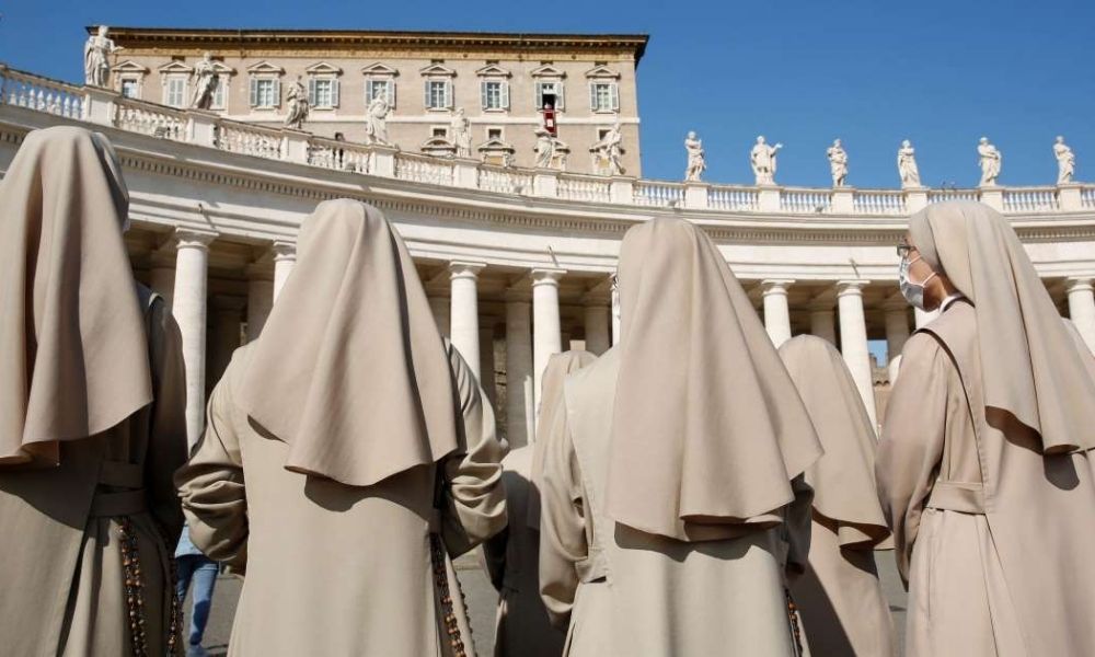 El Papa permite a las mujeres en la Iglesia Católica administrar la comunión