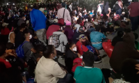 Caravana de migrantes rompe cercos policiales hondureños y cruza a Guatemala