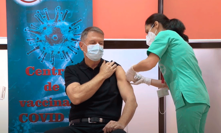 El presidente rumano desata pasiones tras enseñar músculo al vacunarse
