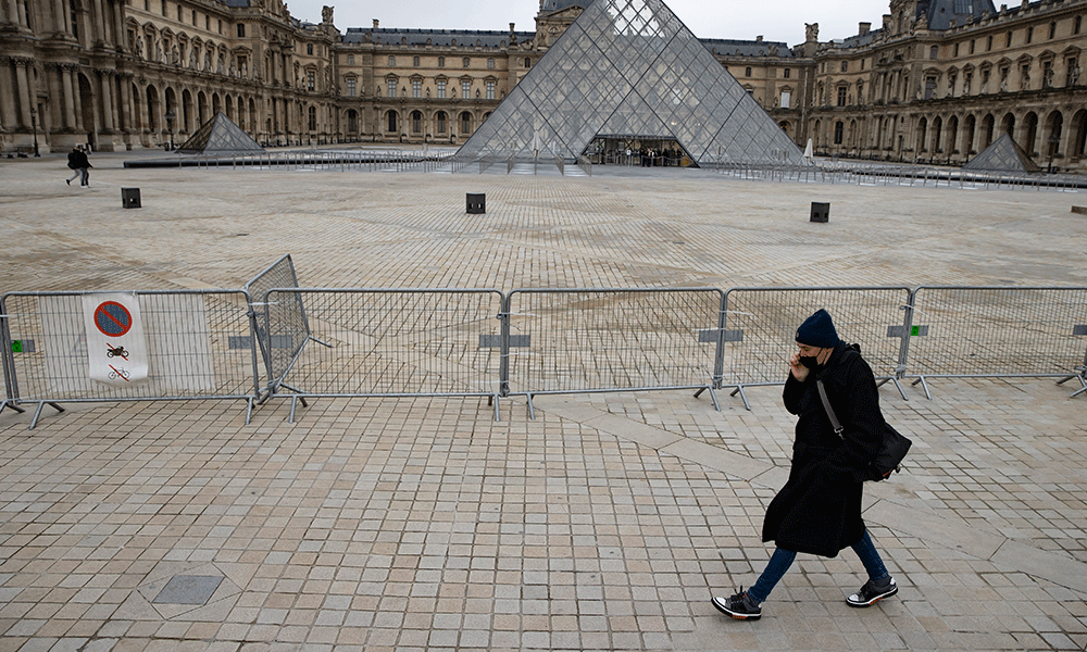 Francia agiliza su lucha contra la pandemia con un toque de queda ampliado