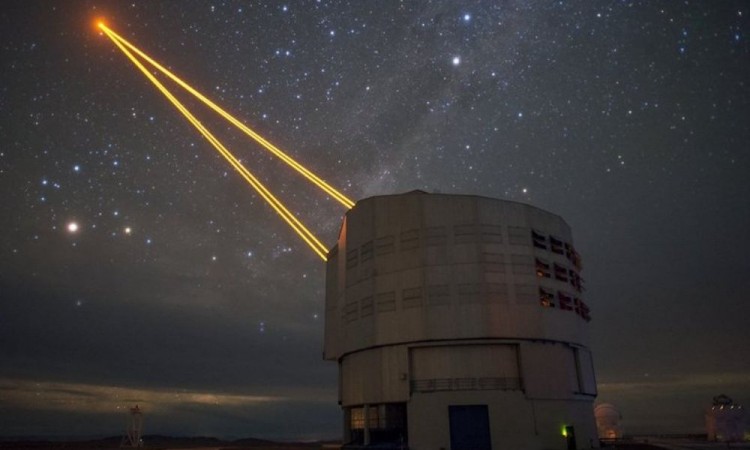  Batalla cósmica a muerte desde la tierra lanzan rayos láser a la Nebulosa Carina