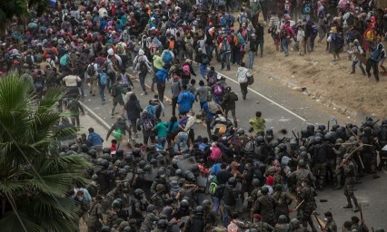 Guatemala detiene y reprende con violencia a caravana migrante hondureña