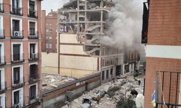 Una fuerte explosión destrozó un edificio en el centro de Madrid