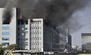 Cinco muertos deja incendio en la sede del mayor fabricante de vacunas del mundo en India