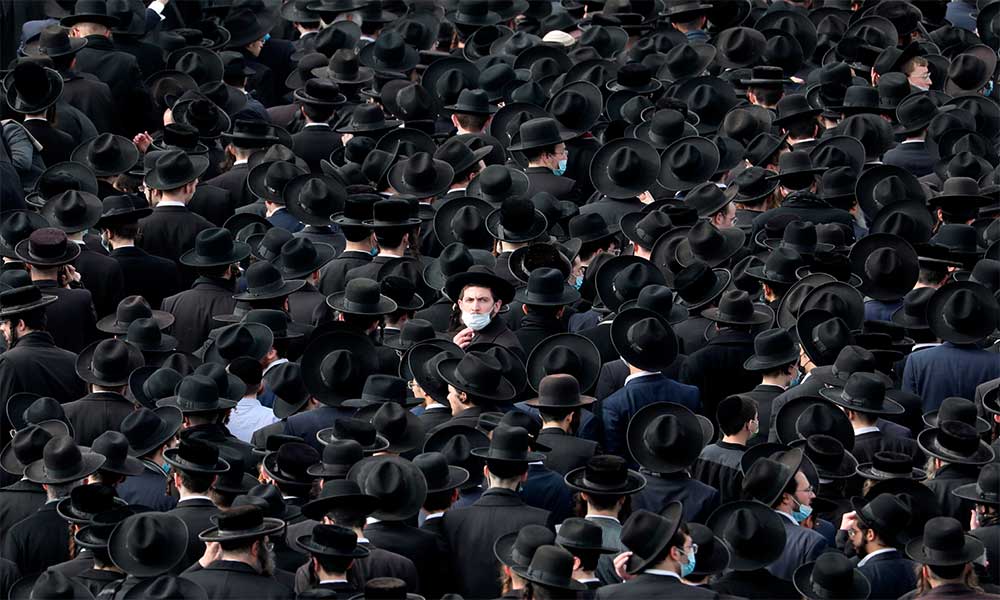 ¡No les importa! Miles de ultraortodoxos violan el confinamiento en el funeral de un rabino