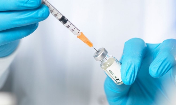 Brasil fabrica 9 millones de vacunas antiCovid y recibe insumos para 3 millones más