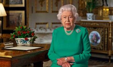 Isabel II celebra sus 69 años en el Trono británico confinada en Windsor