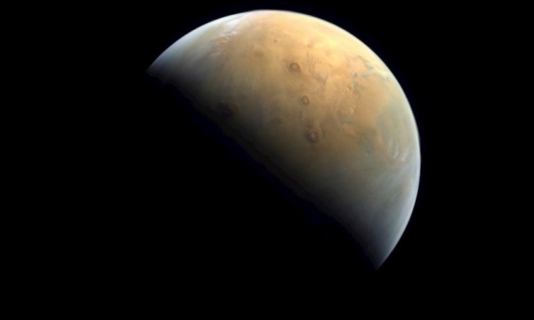 La sonda emiratí captura su primera imagen de Marte tras entrar en la órbita