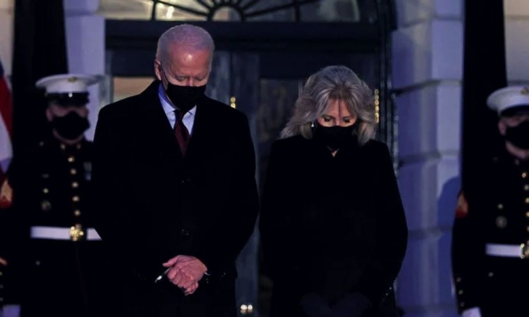 ‘Hay luz en la oscuridad’: Biden guarda minuto de silencio por víctimas de la pandemia 