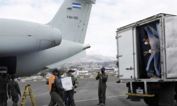 Guatemala recibe las primeras 5 mil vacunas contra la covid-19, donadas por Israel