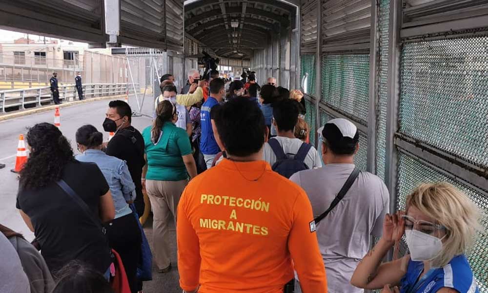 Llegan a EU 27 migrantes de un campamento en Matamoros para solicitar asilo
