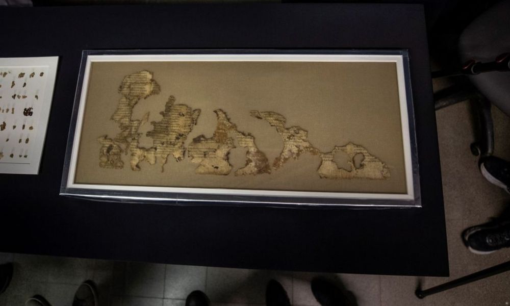 Revela Israel nuevos fragmentos de rollo bíblico milenario del Mar Muerto