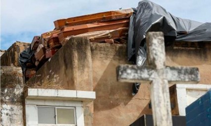 Por falta de espacio cadáveres son amontonados en un cementerio brasileño