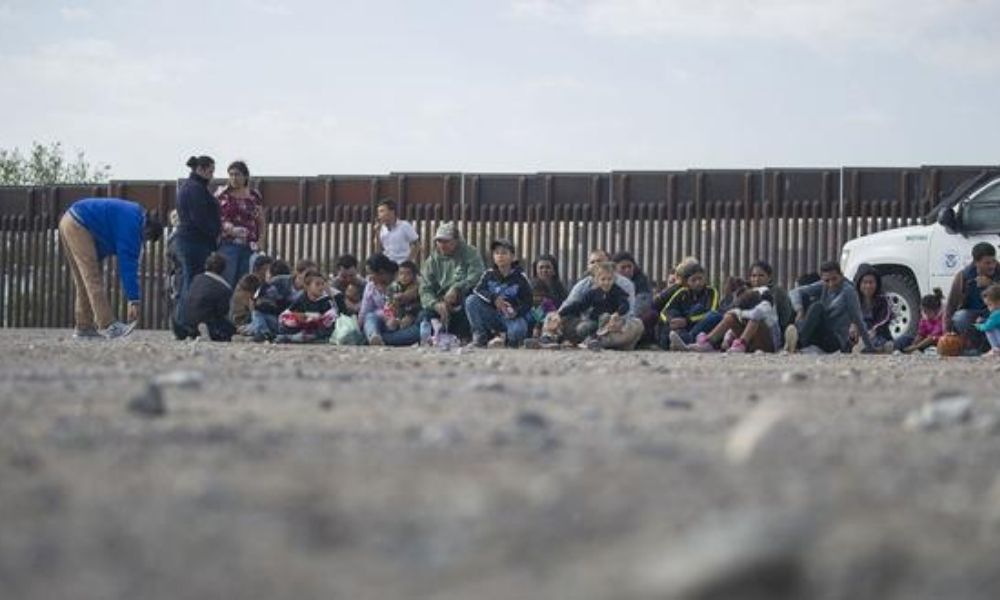 EU alojará a algunas familias migrantes en hoteles cerca de la frontera
