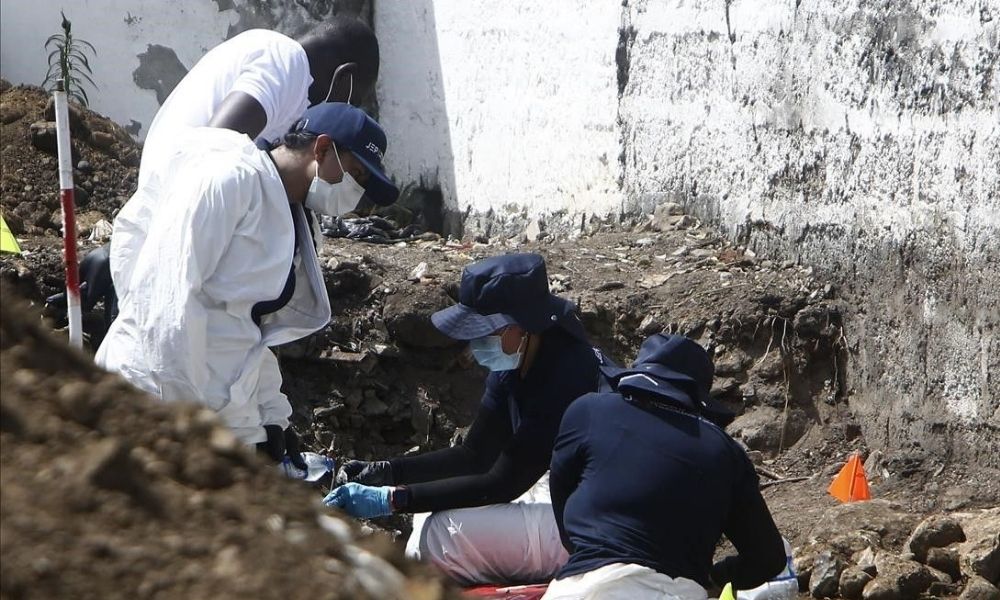 ‘Por casualidad’ encuentran fosa común con restos en Bogotá