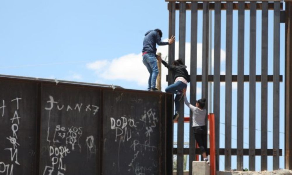 Ecuador dice que niñas lanzadas desde muro fronterizo están fuera de peligro