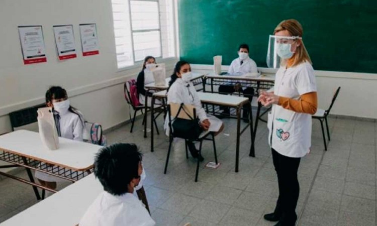 Argentina sigue superando récord diario de contagios y en Buenos Aires insisten en abrir las escuelas el lunes