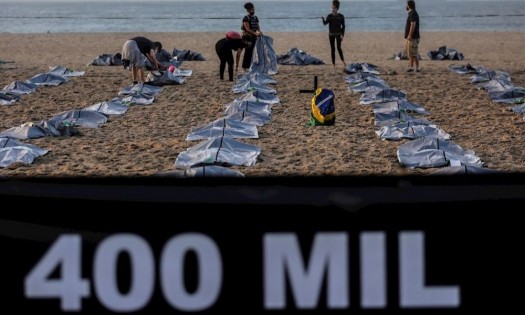 Copacabana se tiñe de luto en memoria de 400 mil muertos de Covid-19 en Brasil