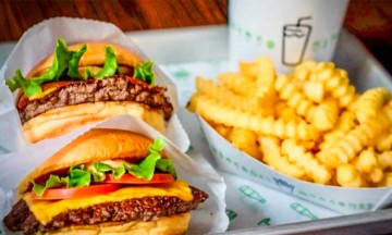 ¡Hamburguesas y papas gratis! Shake Shack regala comida en Nueva York para quienes se vacunen