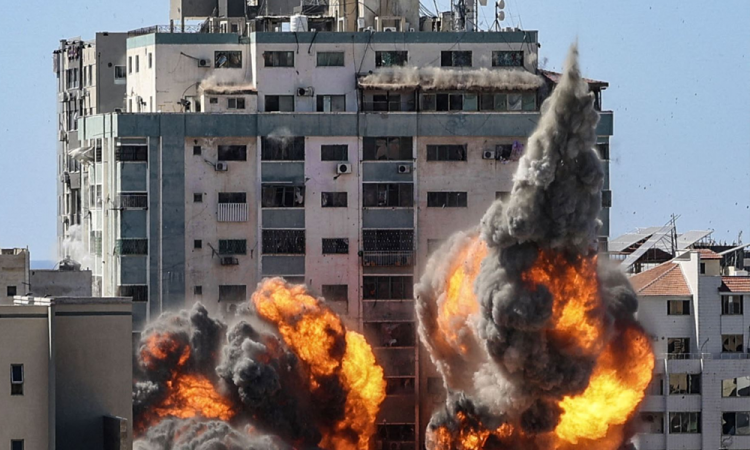 Israel bombardea otra torre en Gaza, sede de la agencia AP y de Al Jazeera