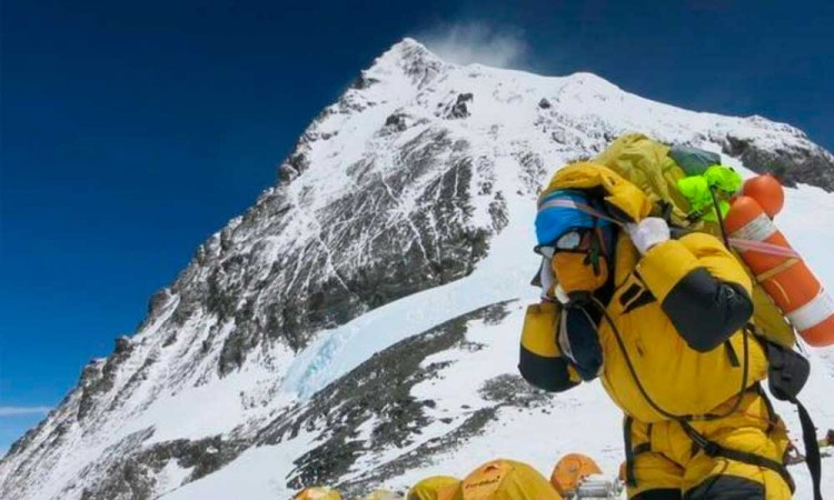 A pesar del brote de covid, 150 escaladores se animan a subir el Everest 