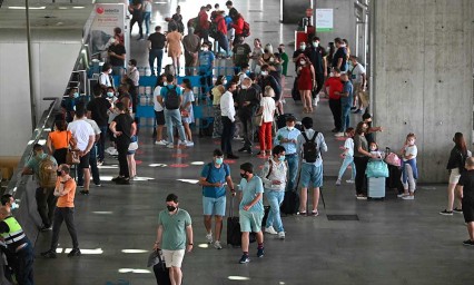 España recibe turistas vacunados y libres de covid para temporada turística