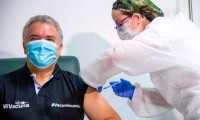 Iván Duque recibe la primera dosis de la vacuna contra la covid-19