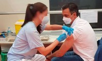 Pedro Sánchez recibe la primera dosis de la vacuna contra la covid-19