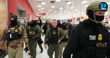 Gregory Bovino siendo escoltado por un grupo de agentes armados en un Target