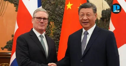 Keir Starmer y Xi Jinping durante su reuni&oacute;n en Pek&iacute;n, China