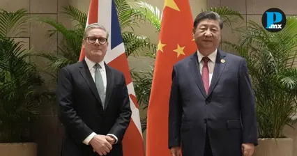 Primer ministro brit&aacute;nico, Keir Starmer, y el mandatario chino, Xi Jinping, durante la reuni&oacute;n en Pek&iacute;n, China