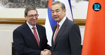El ministro de Asuntos Exteriores de China, Wang Yi, y el canciller cubano,  Bruno Rodr&iacute;guez, durante su encuentro en Pek&iacute;n, China