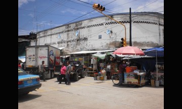 Les llueve dentro del mercado