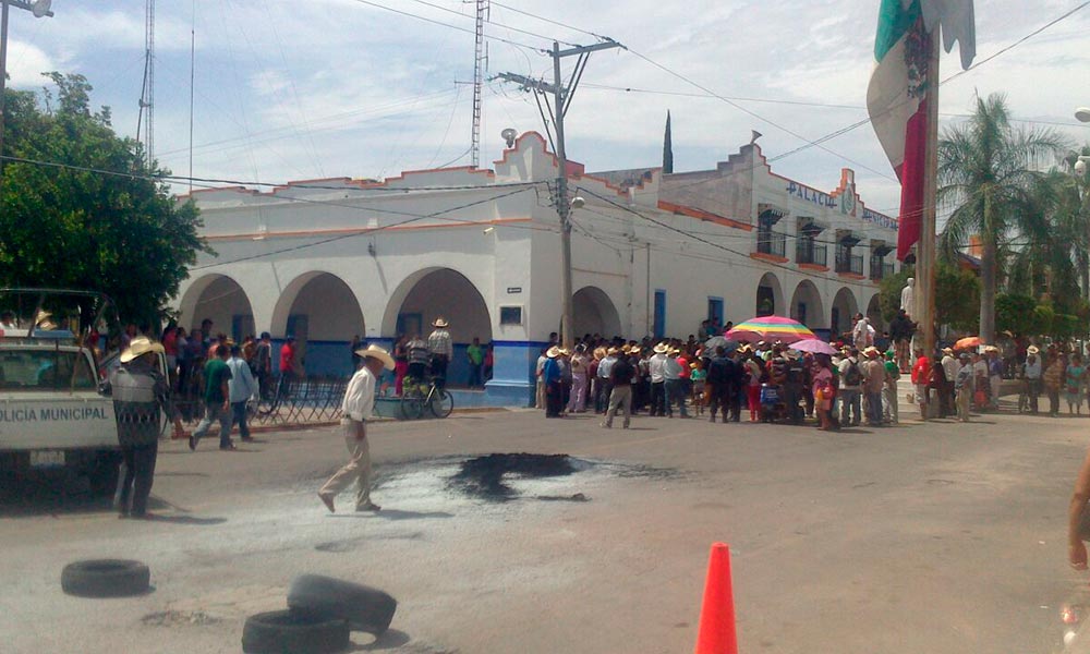 Toman alcaldía en Chiautla de Tapia y exigen la renuncia del edil