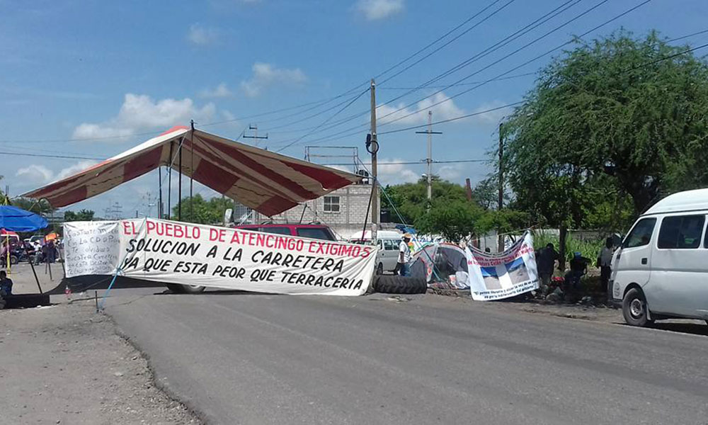 Cierran la carretera Izúcar-Chiautla; exigen su arreglo total