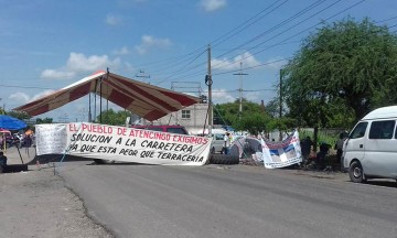 Cierran la carretera Izúcar-Chiautla; exigen su arreglo total