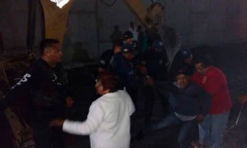 Entre golpes y jaloneos, arrancan obra en Tecamachalco