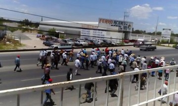 Bloquean la Puebla-Tehuacán; piden reabrir Valsequillo