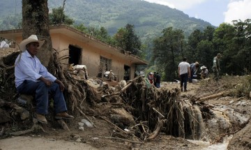 En Xaltepec buscan a familiares entre escombros