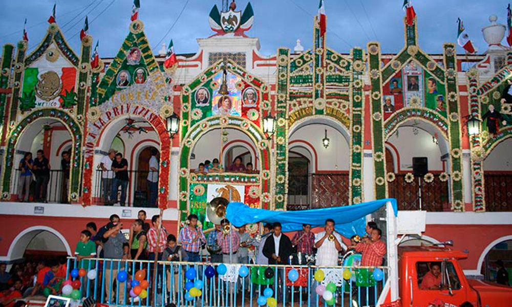 Desfile de arcos, antesala de las fiestas patrias en Izúcar